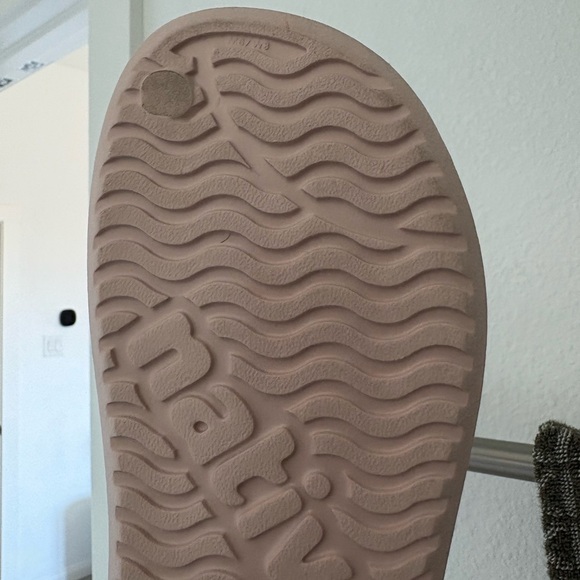 Women’s Native Slides - Picture 3 of 3